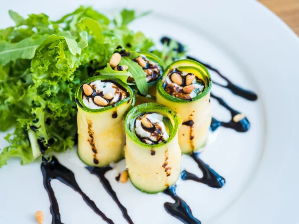 Rotoli di zucchine con mascarpone, noci, insalata verde e salsa di soia — Foto Stock