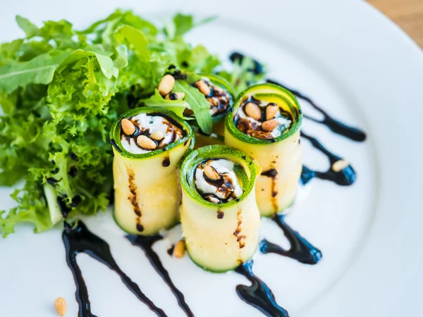 Rotoli di zucchine con mascarpone, noci, insalata verde e salsa di soia — Foto Stock
