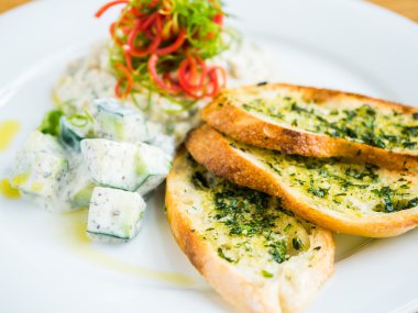 Humus sarımsaklı ekmek ile