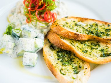 Humus sarımsaklı ekmek ile