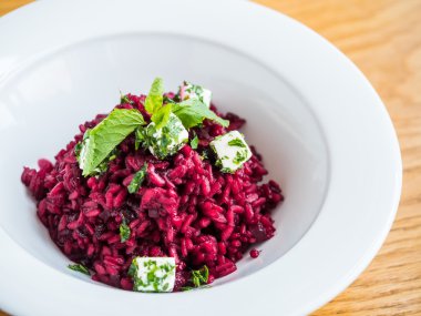 beyaz peynir ve zeytin yağı ile kırmızı pancar salatası