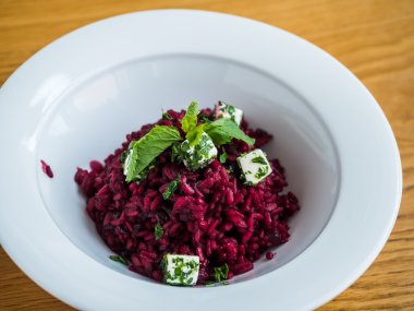 beyaz peynir ve zeytin yağı ile kırmızı pancar salatası