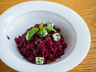 beyaz peynir ve zeytin yağı ile kırmızı pancar salatası