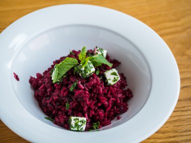 beyaz peynir ve zeytin yağı ile kırmızı pancar salatası