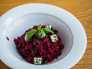 beyaz peynir ve zeytin yağı ile kırmızı pancar salatası