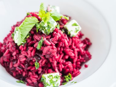 beyaz peynir ve zeytin yağı ile kırmızı pancar salatası