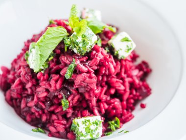 beyaz peynir ve zeytin yağı ile kırmızı pancar salatası