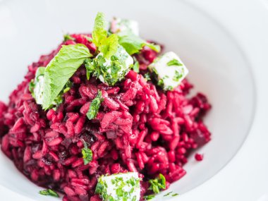 beyaz peynir ve zeytin yağı ile kırmızı pancar salatası