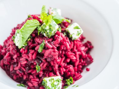 beyaz peynir ve zeytin yağı ile kırmızı pancar salatası