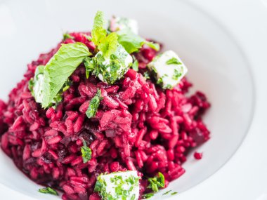 beyaz peynir ve zeytin yağı ile kırmızı pancar salatası