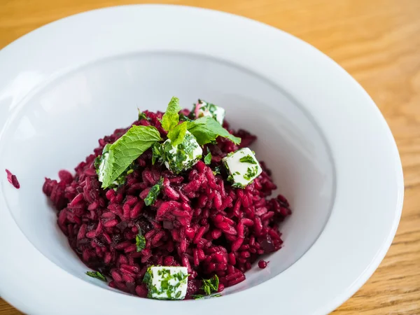 beyaz peynir ve zeytin yağı ile kırmızı pancar salatası