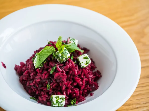 beyaz peynir ve zeytin yağı ile kırmızı pancar salatası