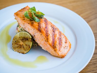 pirinç ve kireç ile ızgara somon