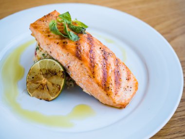 pirinç ve kireç ile ızgara somon