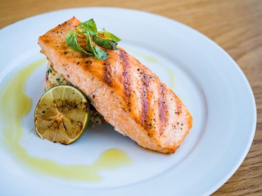 pirinç ve kireç ile ızgara somon