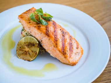 pirinç ve kireç ile ızgara somon