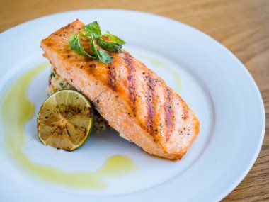 pirinç ve kireç ile ızgara somon