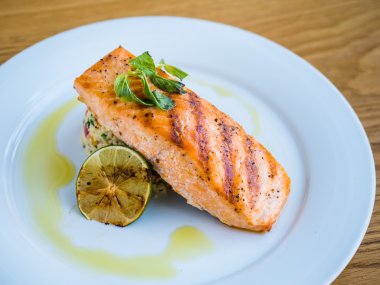 pirinç ve kireç ile ızgara somon