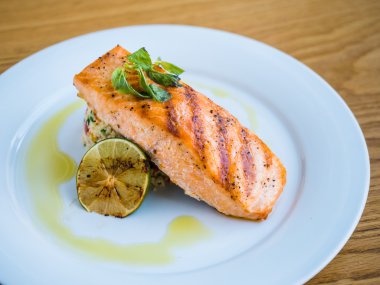 pirinç ve kireç ile ızgara somon