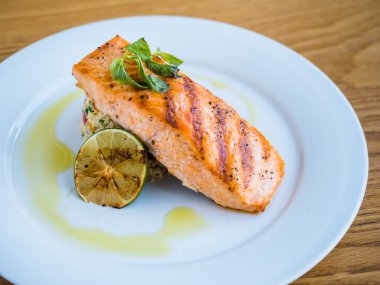 pirinç ve kireç ile ızgara somon