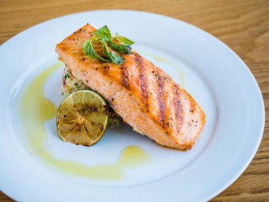 pirinç ve kireç ile ızgara somon