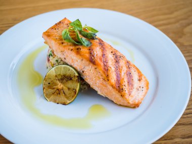 pirinç ve kireç ile ızgara somon