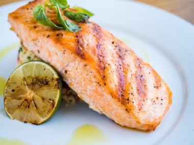 pirinç ve kireç ile ızgara somon