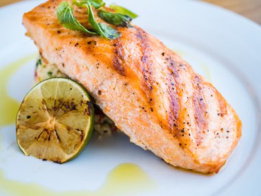 pirinç ve kireç ile ızgara somon