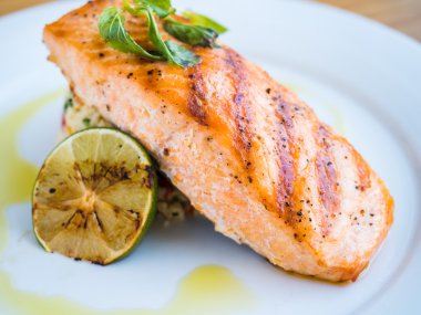 pirinç ve kireç ile ızgara somon