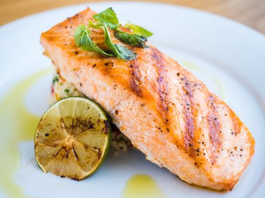 pirinç ve kireç ile ızgara somon