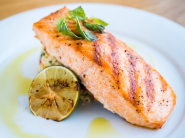 pirinç ve kireç ile ızgara somon