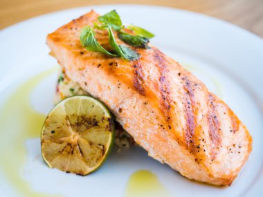 pirinç ve kireç ile ızgara somon