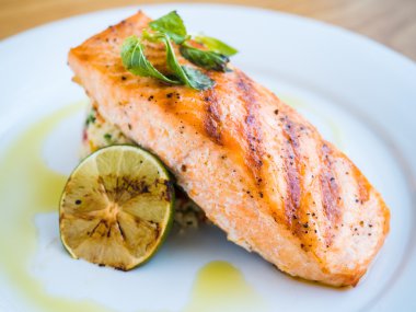 pirinç ve kireç ile ızgara somon