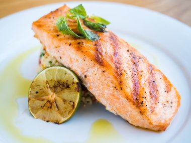 pirinç ve kireç ile ızgara somon