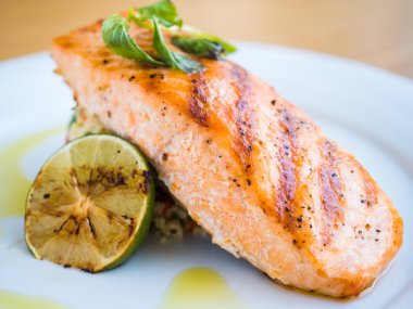 pirinç ve kireç ile ızgara somon