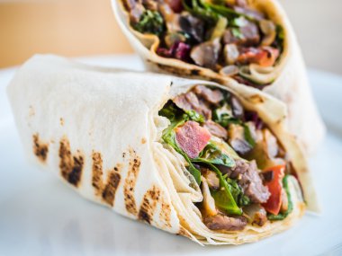 Pita ekmeği kavrulmuş et, domates ve otlar ile Rolls