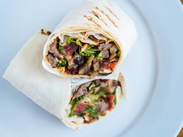 Rollen in pita brood met geroosterde vlees, tomaten en kruiden — Stockfoto