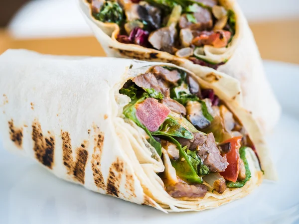 Semmeln im Fladenbrot mit gebratenem Fleisch, Tomaten und Kräutern — Stockfoto