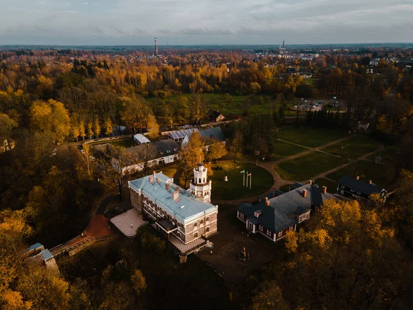 Escénico nuevo castillo Sigulda en otoño aéreo — Foto de Stock