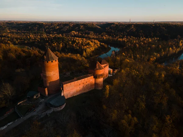 Sigulda 'daki Turaida Kalesi' nin destansı sonbahar manzarası — Stok fotoğraf