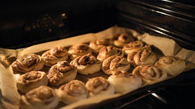Fırında pişen taze ev yapımı çörekler.