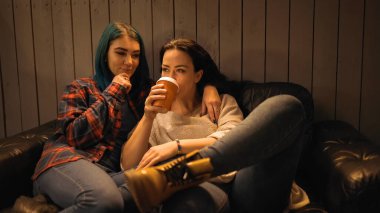 Kahve içip sohbet eden tatlı lezbiyen çift.