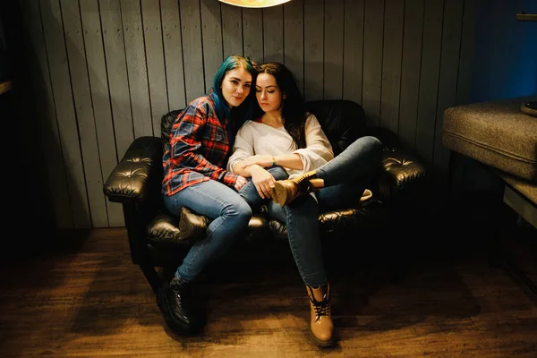 Söt lesbisk par dricka kramar och chatta i café — Stockfoto