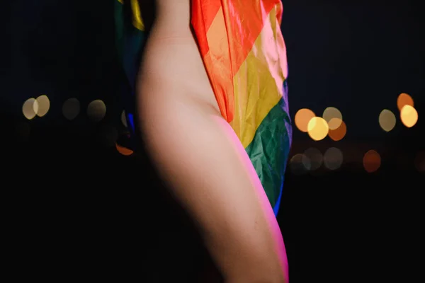 Yakın görüş: Çıplak lezbiyen kadın gökkuşağı LGBT bayrağıyla kaplanıyor