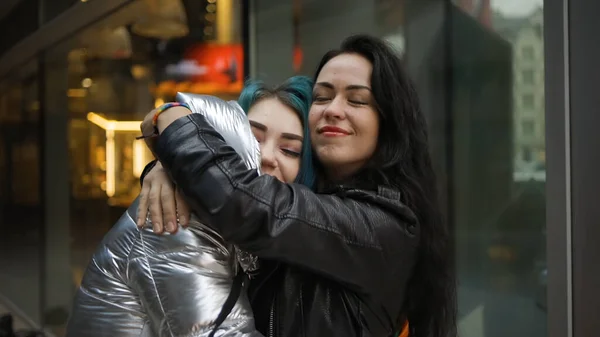 Şefkatli LGBT çift kucaklaşması ve halk içinde gülümseme — Stok fotoğraf