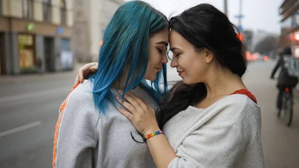 Två ömma lesbiska kvinnor kramas offentligt — Stockfoto