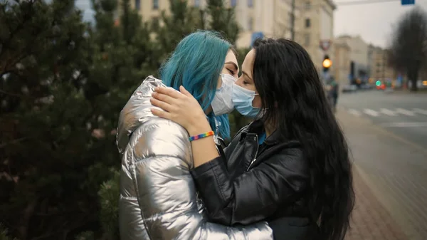 ЛГБТ-пара целуется в медицинских масках — стоковое фото