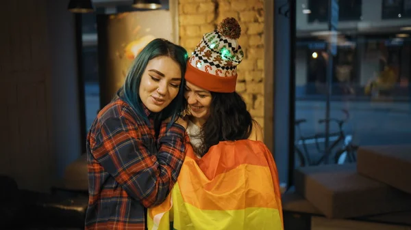 Zwei süße bisexuelle Frauen umarmen sich in der Öffentlichkeit drinnen — Stockfoto