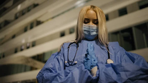 Вымотанная американка-интерн охотится за жизнью инфицированных коронавирусом пациентов — стоковое фото