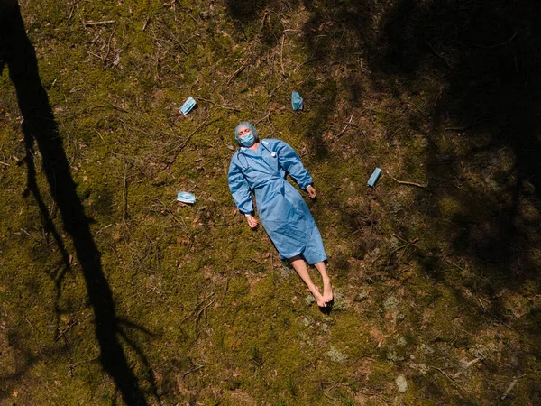 Arriba: Médico o enfermera cansada toca la cabeza descansando en el bosque — Foto de Stock